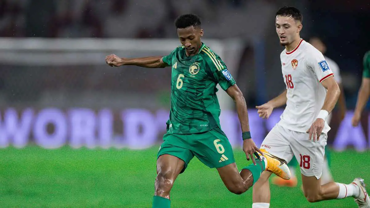 بطاقة حمراء وضربتي جزاء.. حكم مباراة إندونيسيا والسعودية يثير الجدل (فيديو)