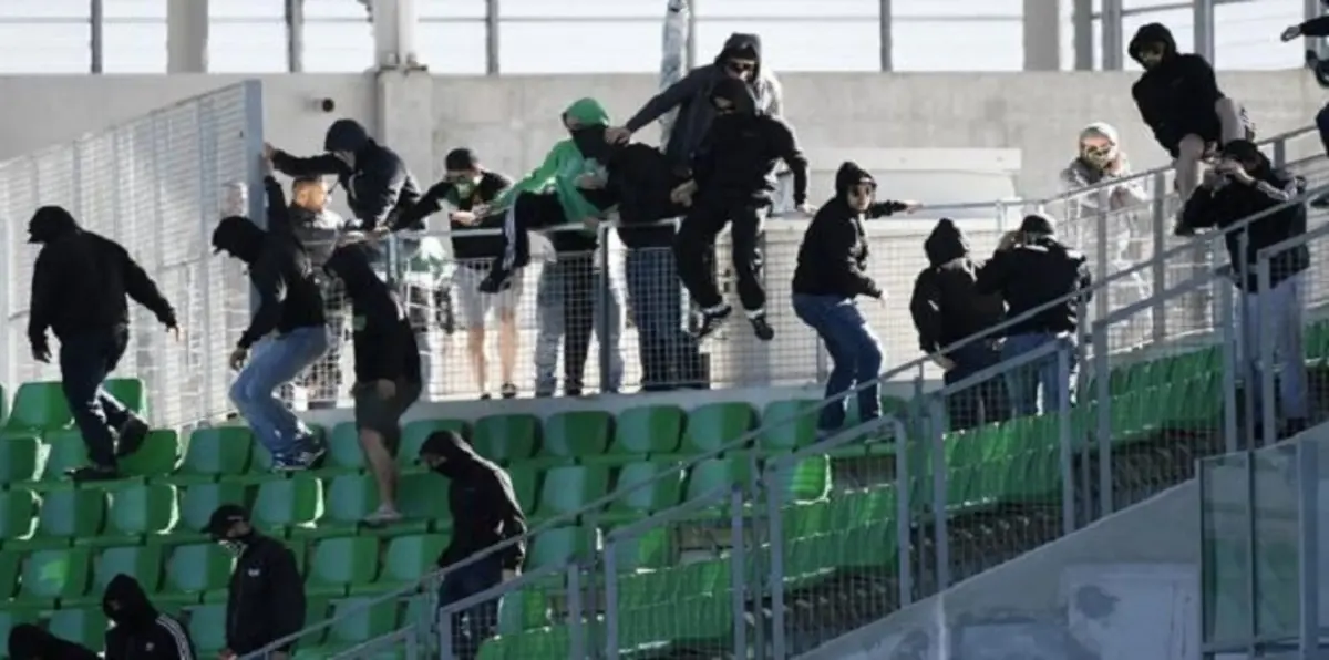 إيقاف مباراة في الدوري الفرنسي بسبب اقتحام الجماهير الملعب
