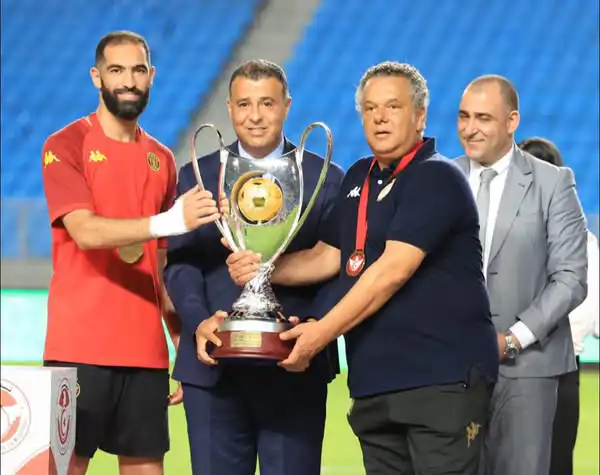 ماهر الكنزاري يحمل كأس السوبر التونسي