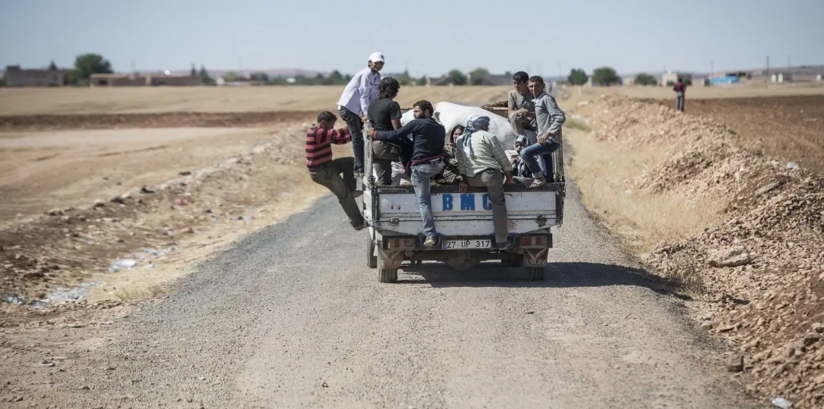 فارون من جحيم الرقة يروون قصصًا لا تصدق من رحلة الهروب