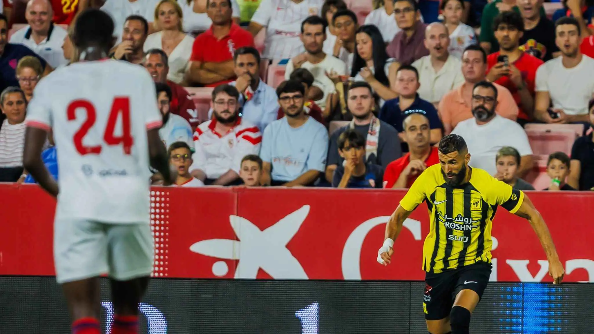كريم بنزيما يهدر ركلة جزاء بطريقة غريبة في مباراة الاتحاد وإشبيلية