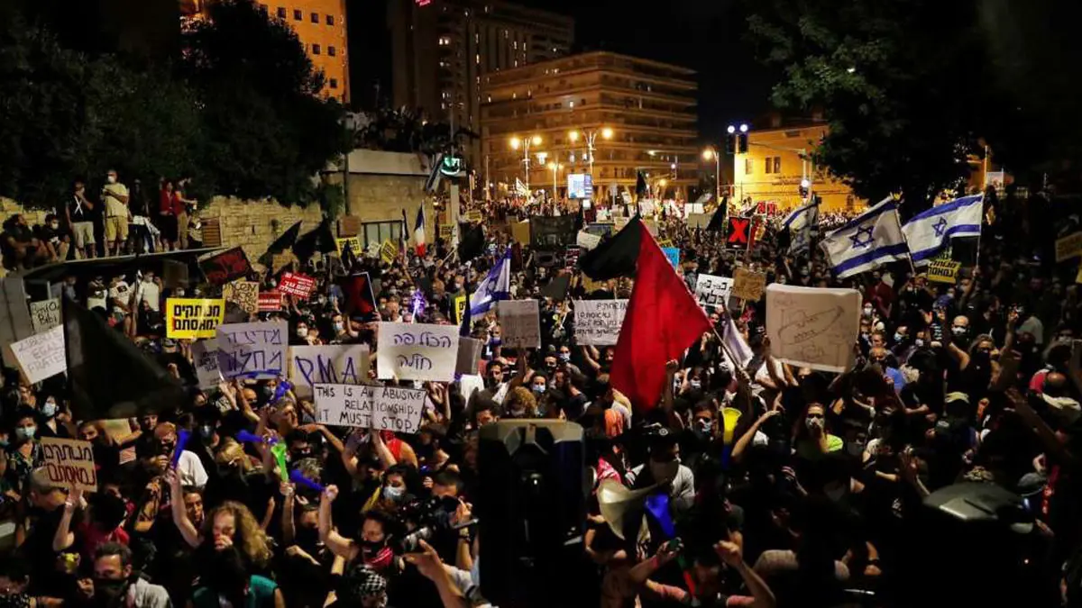 الآلاف يحتفلون في "تل أبيب" بالإطاحة برئيس الوزراء بنيامين نتنياهو (فيديو)