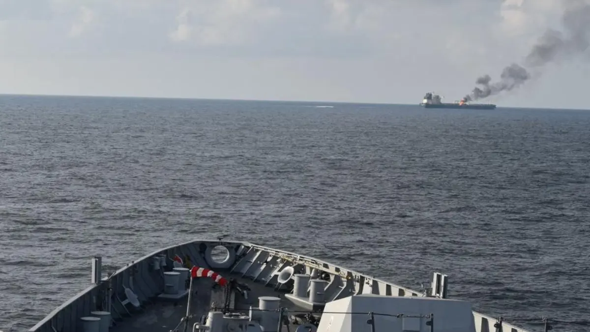 محاولات لإخماد حرائق على متن سفينة أوكرانية استهدفها الحوثيون