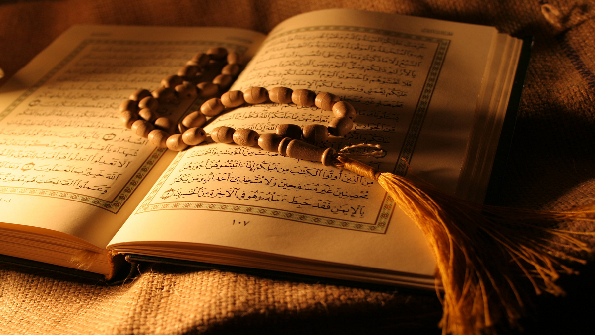 مقطع فيديو صادم لرجل يدوس القرآن الكريم يثير الغضب في السعودية‎
