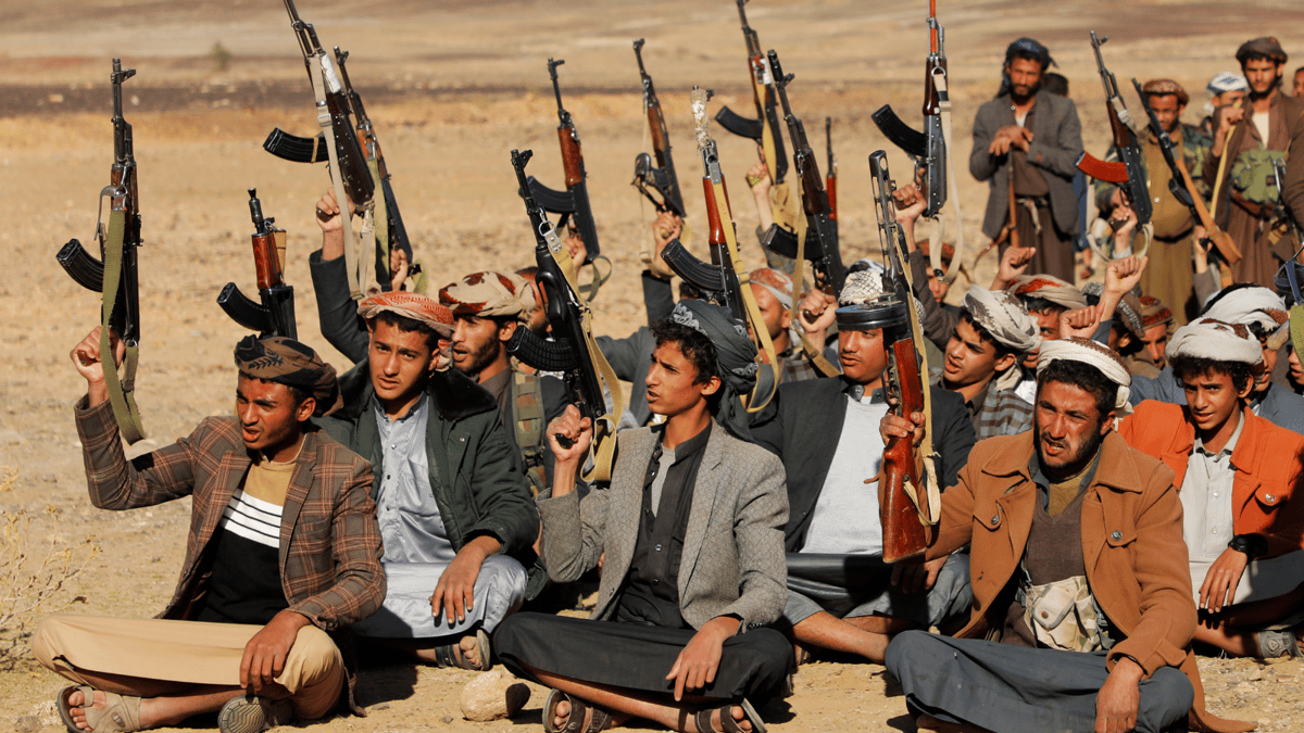 وزير يمني: إيران تدرّب عناصر ميليشيا الحوثي تحت غطاء "المنح الدراسية"