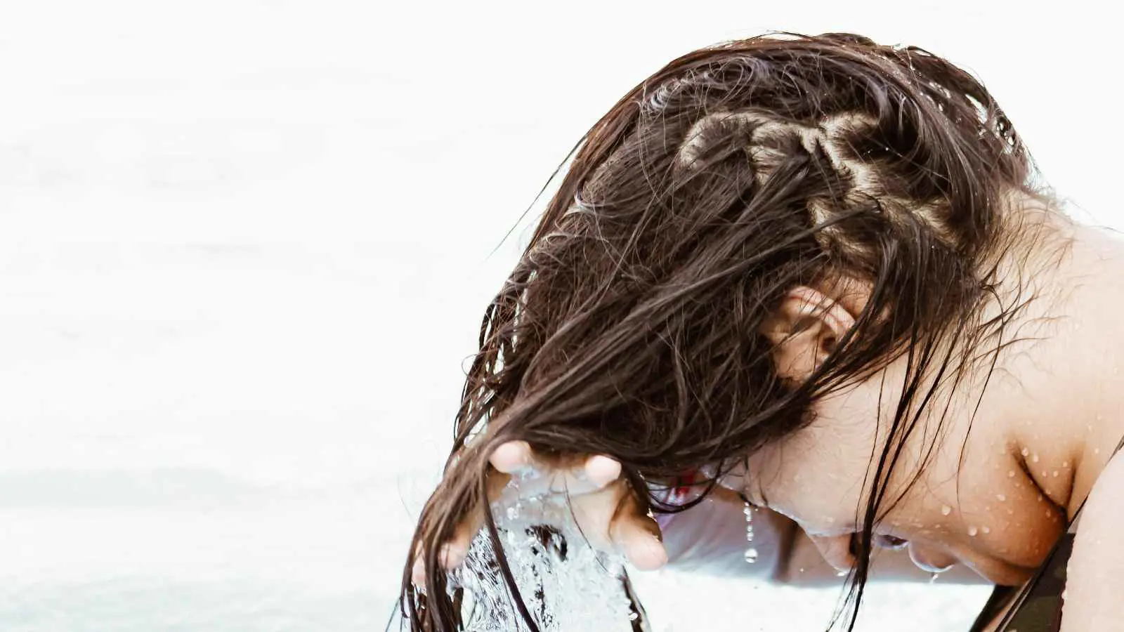 غسل الشعر بالكوكاكولا.. نصيحة "كارثية" من تيك توك (فيديو)