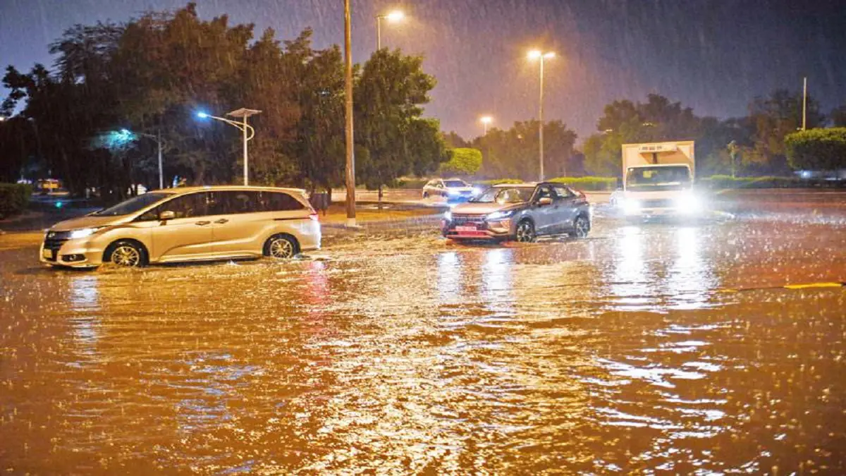 الأمطار الغزيرة تغرق مساجد ومدارس وشوارع بالكويت (صور وفيديو)