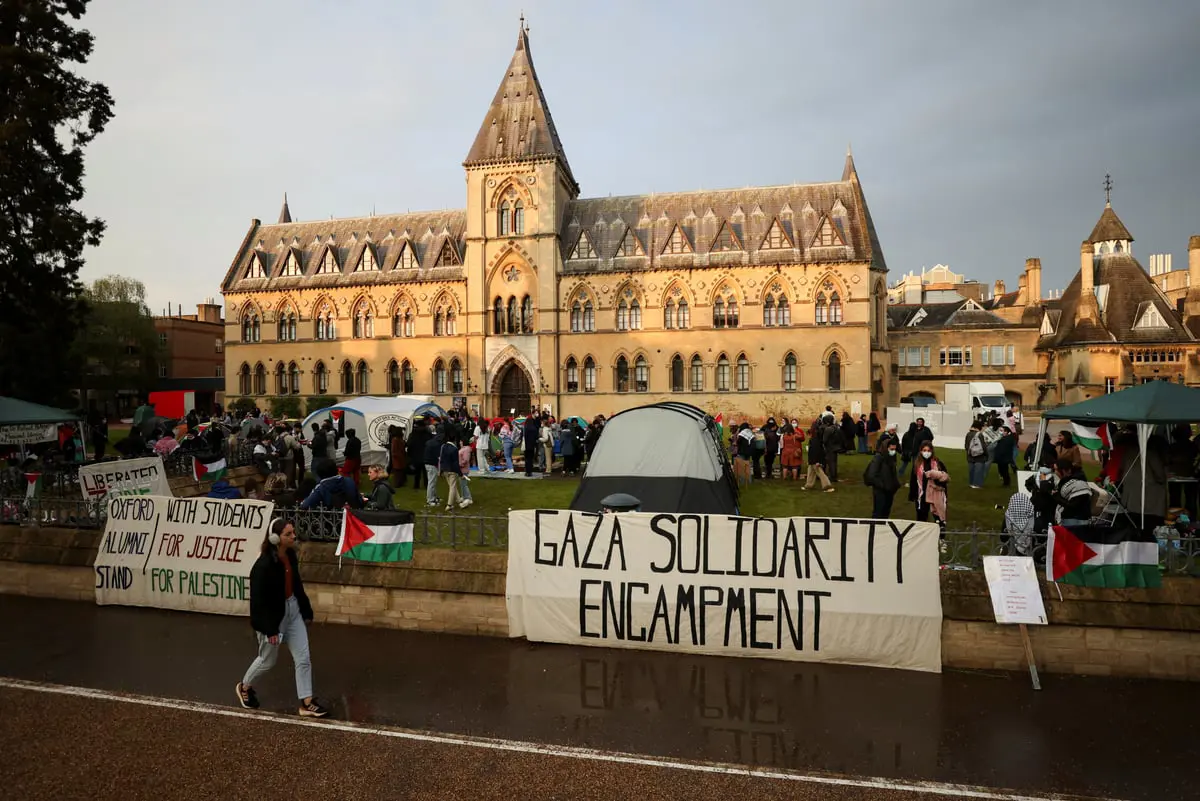 في أعرق جامعتين.. طلاب بريطانيون يقيمون مخيمات احتجاج دعماً لغزة (صور)