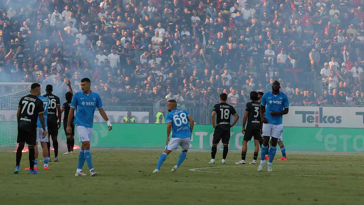 نابولي يعتلي صدارة ترتيب الدوري الإيطالي بفوز ساحق على كالياري