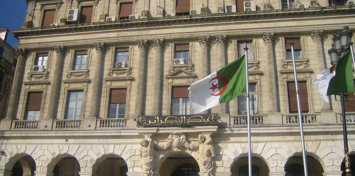 الجزائر تفقد ما يتجاوز ملياري دولار ونصف من احتياطات النقد الأجنبي