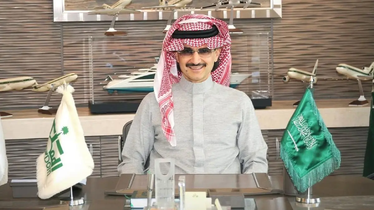 الوليد بن طلال يشتري أول قميص لنادي الهلال بهويته الجديدة مقابل مليوني ريال