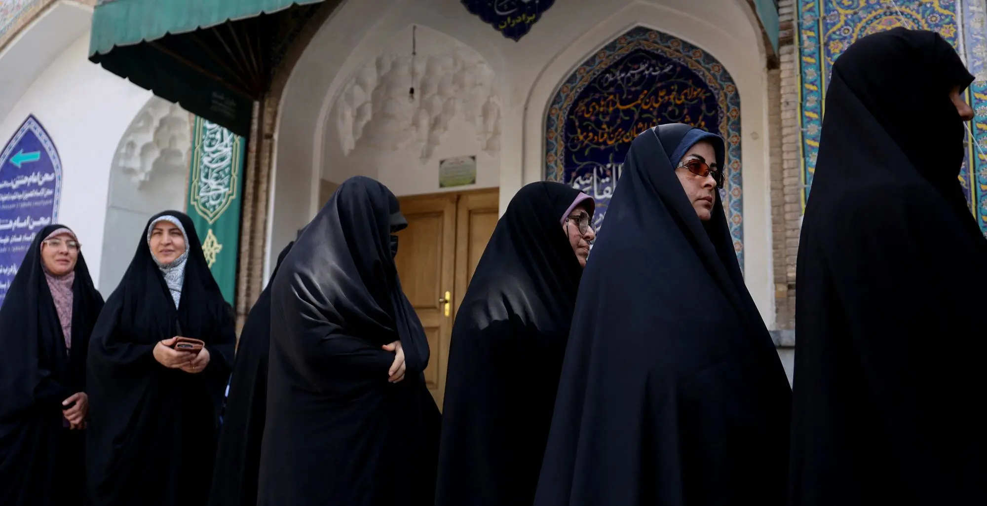 إيرانيات يقفن على الدور في انتظار الإدلاء بأصواتهن في الانتخابات الرئاسية الإيرانية
