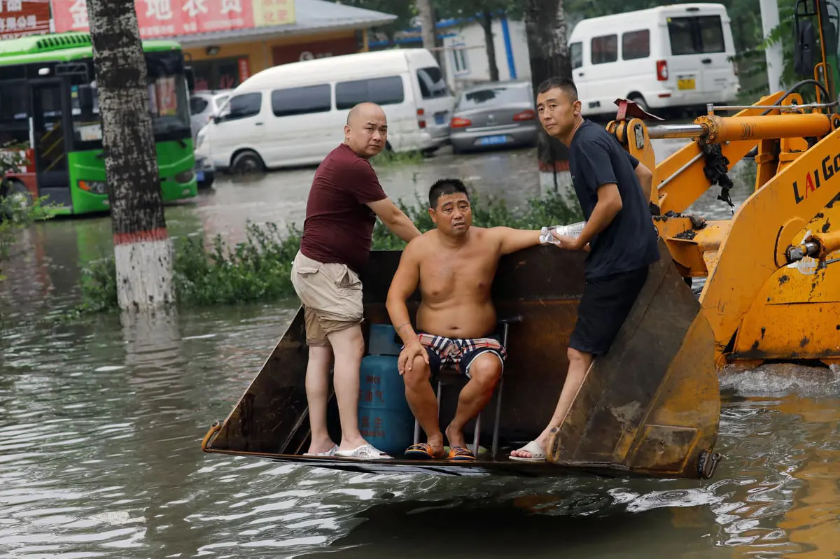 انهيارات أرضية وفيضانات عارمة تضرب الصين (فيديو)