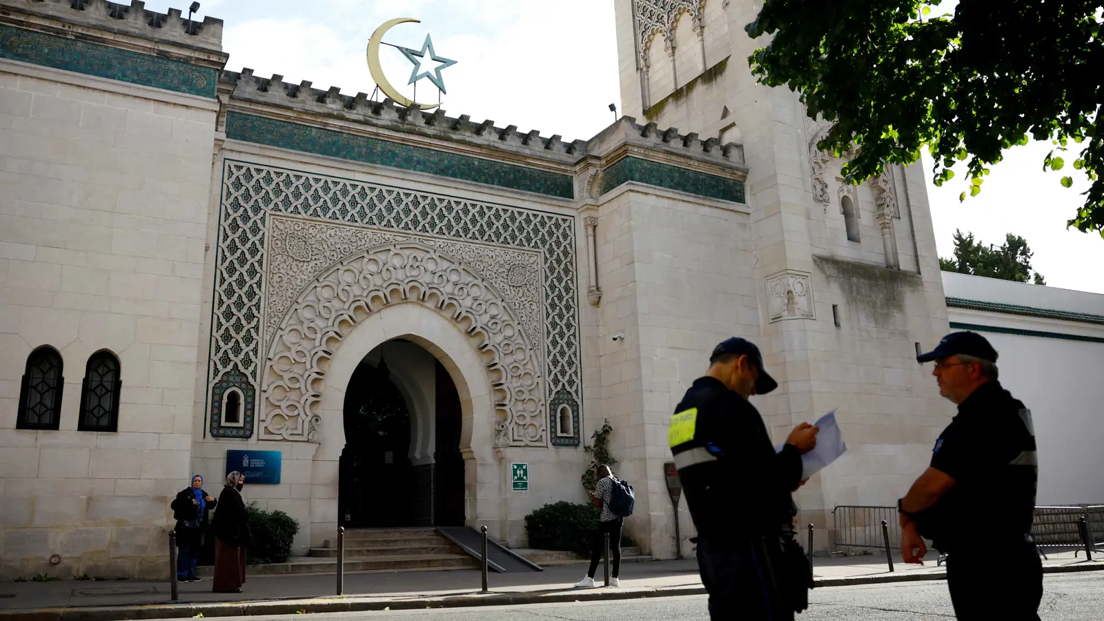 "تكتيك السيطرة".. خريطة تقاسم النفوذ بين الإخوان والسلفيين في فرنسا