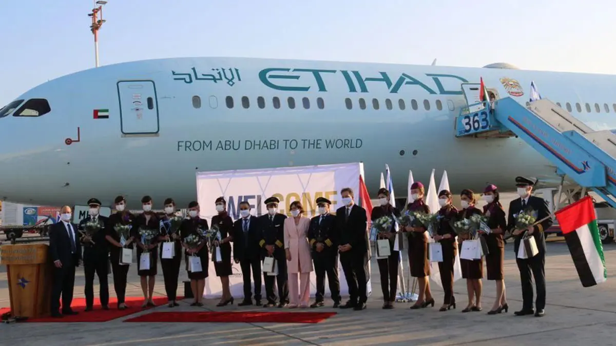 الاتحاد للطيران تسير أول رحلة ركاب تجارية من بلد خليجي إلى إسرائيل (فيديو)