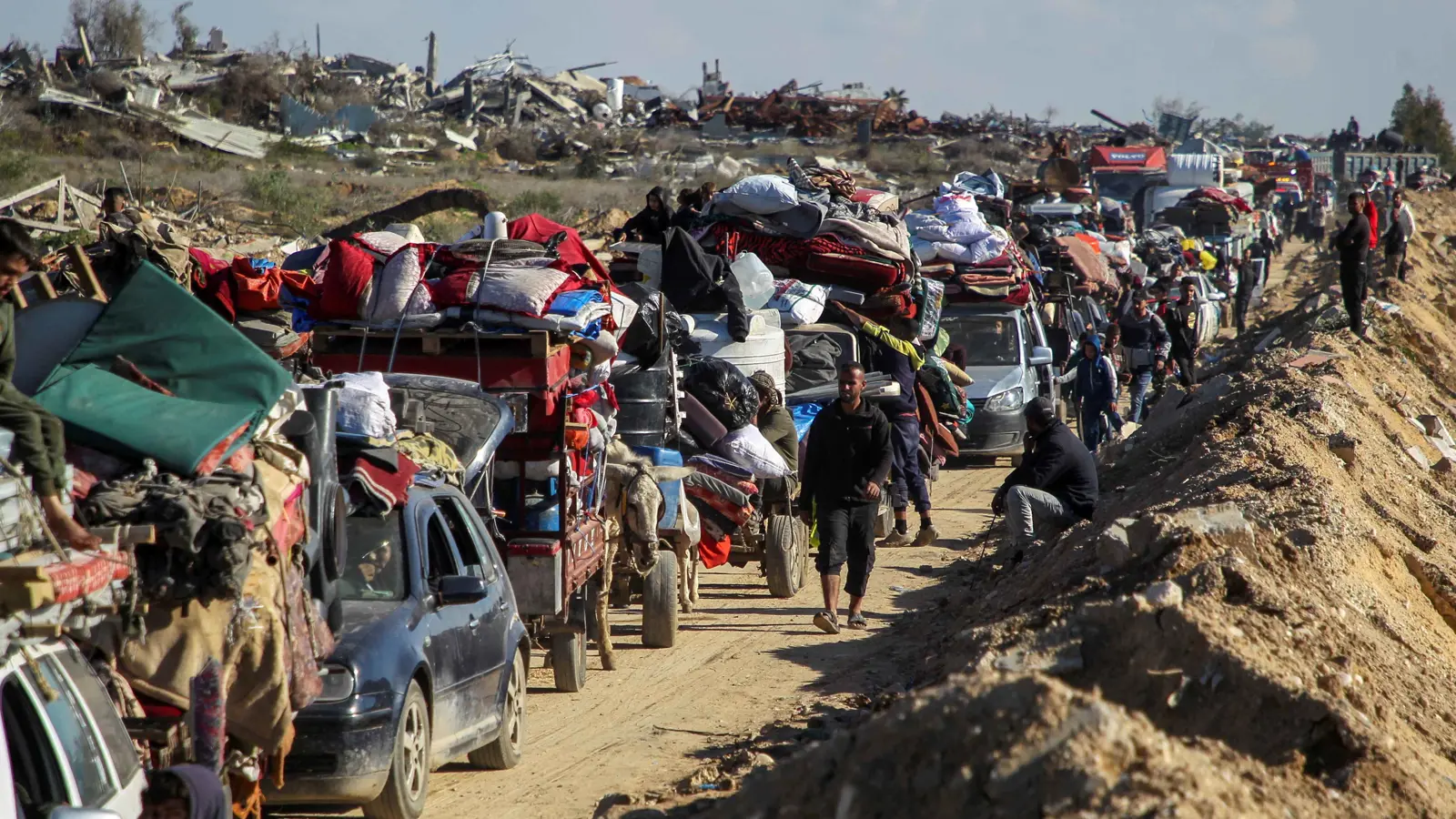 أبعد من دول الجوار.. ما حقيقة قائمة ترامب البديلة لتهجير أهالي غزة؟