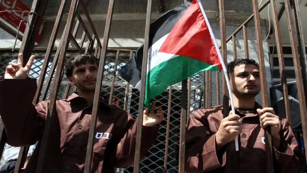إسرائيل تعتزم معاقبة مقدمي الخدمات المصرفية لعائلات الأسرى الفلسطينيين