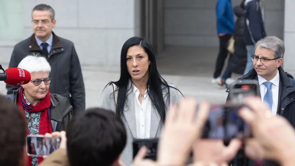 جيني هيرموسو تدلي بشهادتها أمام المحكمة بشأن قبلة روبياليس