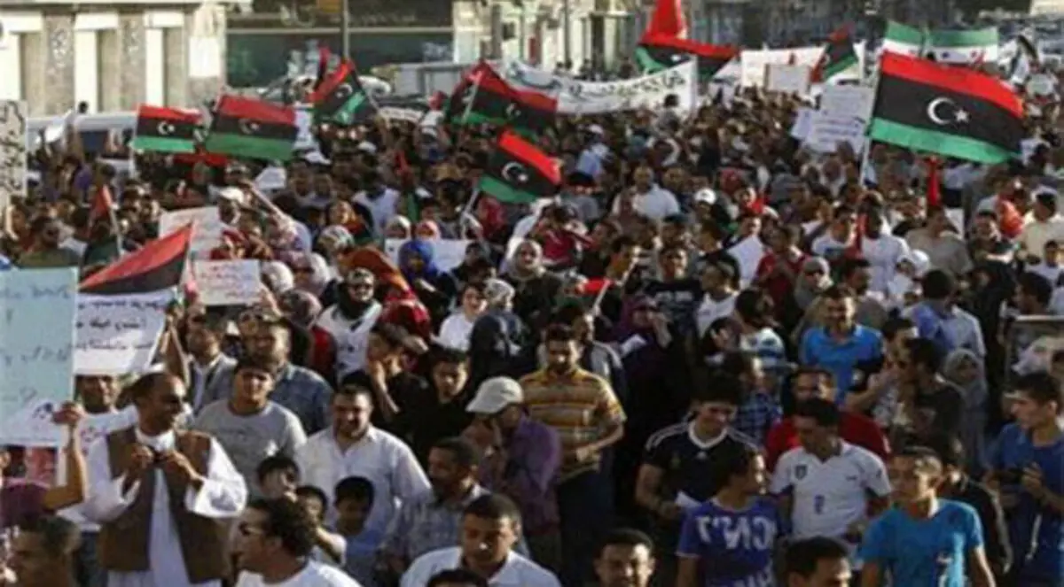 ليبيون يقتحمون مبنى المؤتمر الوطني في طرابلس