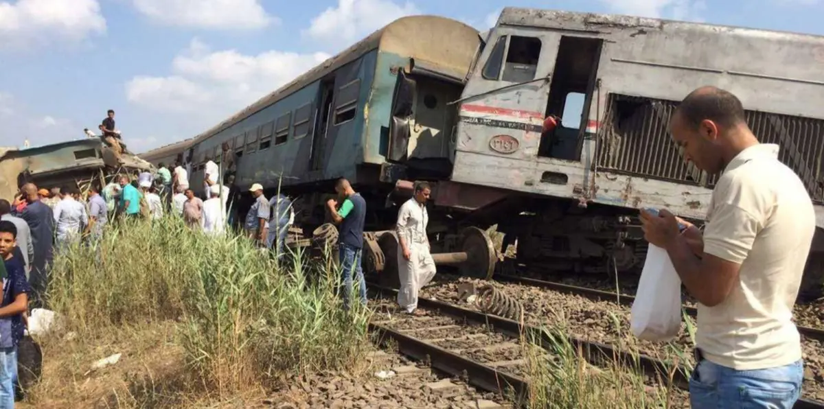أب يفقد أبناءه الثلاثة وزوجته في حادث قطار الإسكندرية (فيديو)