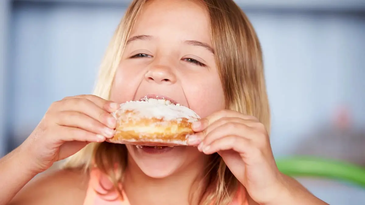 ليس السكر.. السبب الحقيقي وراء فرط نشاط الأطفال بعد تناول الحلوى