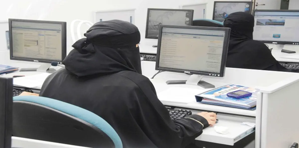 هل يشكل عمل المرأة سببًا للبطالة في السعودية؟