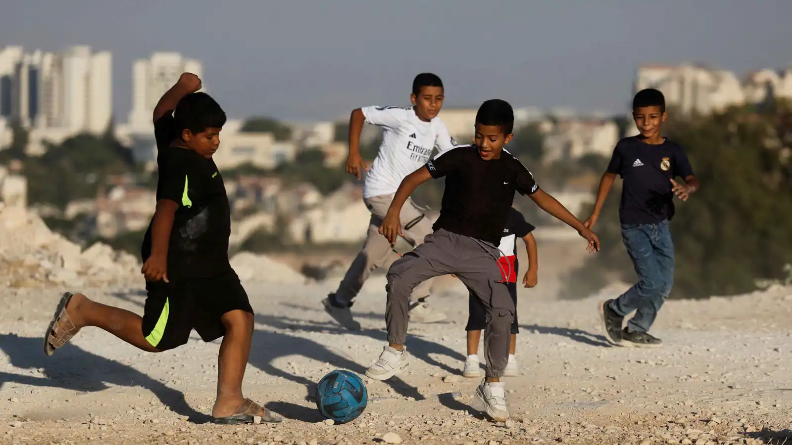 أطفال بدو فلسطينيون يلعبون كرة القدم