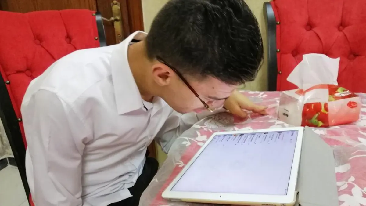 شاب أردني يؤلف كتابين بأنفه (فيديو)