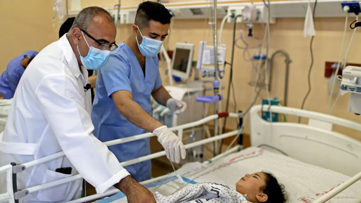 مؤلم.. هكذا تلقى طبيب فلسطينيي نبأ مقتل عائلته (فيديو) 