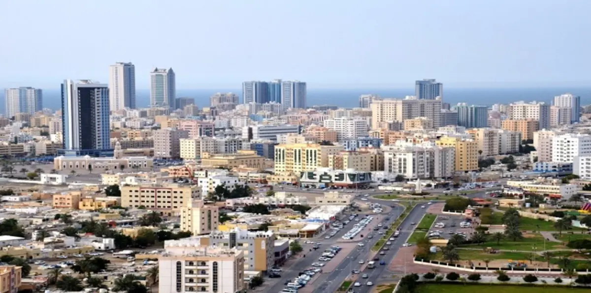 بالفيديو.. حريق ضخم بمستودعين في عجمان‎