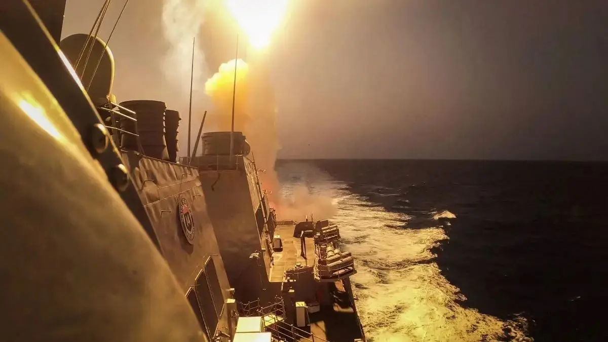 واشنطن تُسقط صاروخاً باليستياً ومسيّرات حوثية فوق خليج عدن