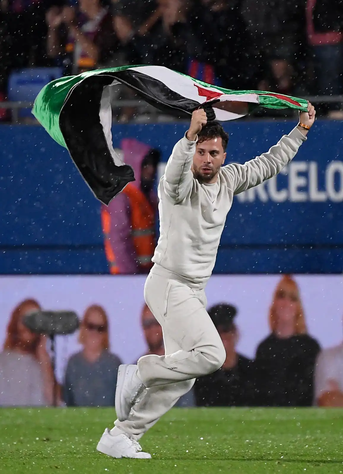 مشجع يحمل علم فلسطين يقتحم مباراة برشلونة وخيتافي