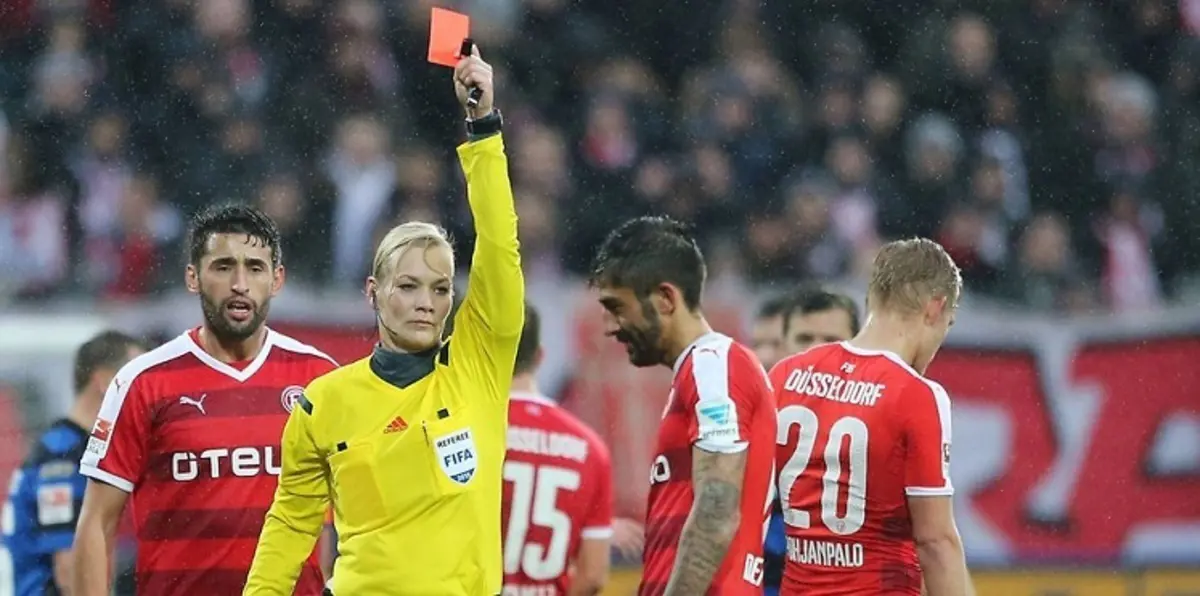 ألمانيا.. لاعب يدير مباراة للكرة النسائية عقابا على إهانة سيدة
