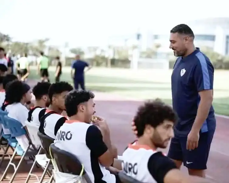 صورة تظهر آدم كايد على دكة البدلاء
