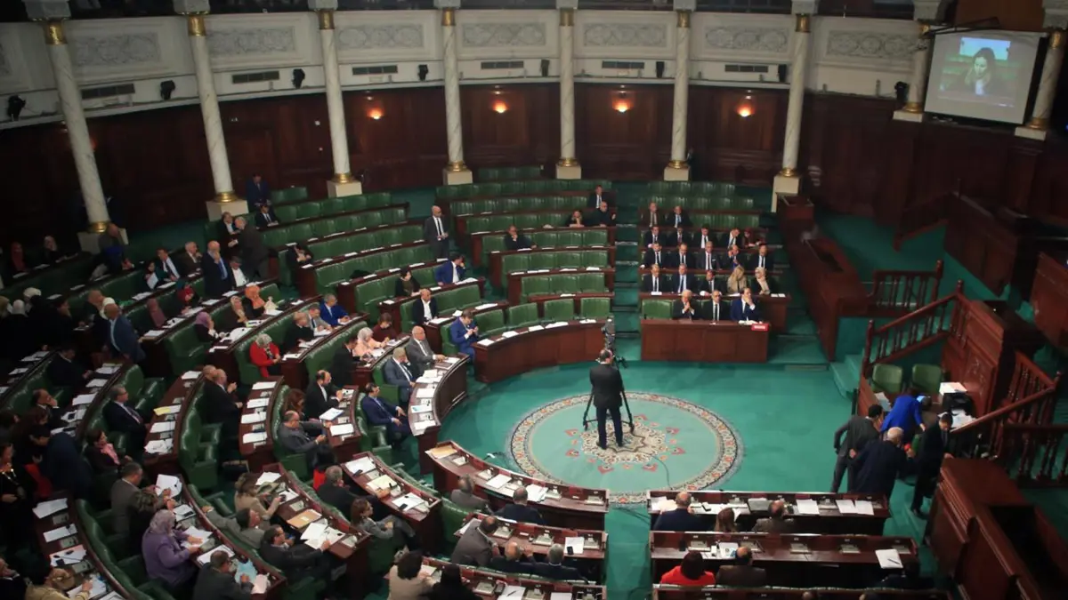 الإعلان عن نواة "جبهة وسطية" في البرلمان التونسي الجديد
