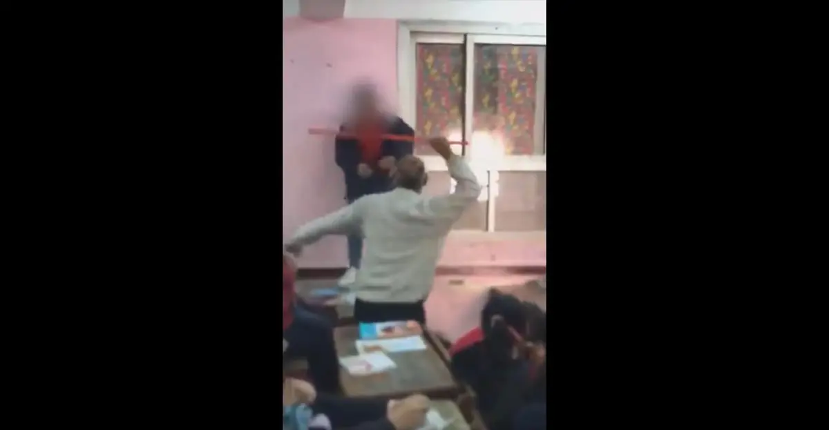 اعتداء معلم على طالب بخرطوم مياه يثير جدلاً واسعاً.. والسلطات تتحرك