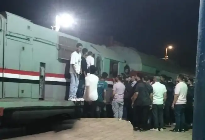 ركاب أمام القطار