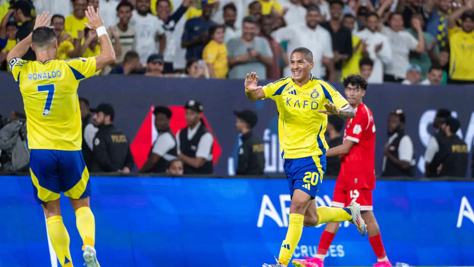 النصر يهزم الوحدة ويخطف وصافة الدوري السعودي مؤقتا (فيديو)