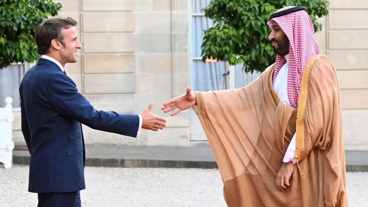 محمد بن سلمان يلتقي الرئيس الفرنسي في باريس