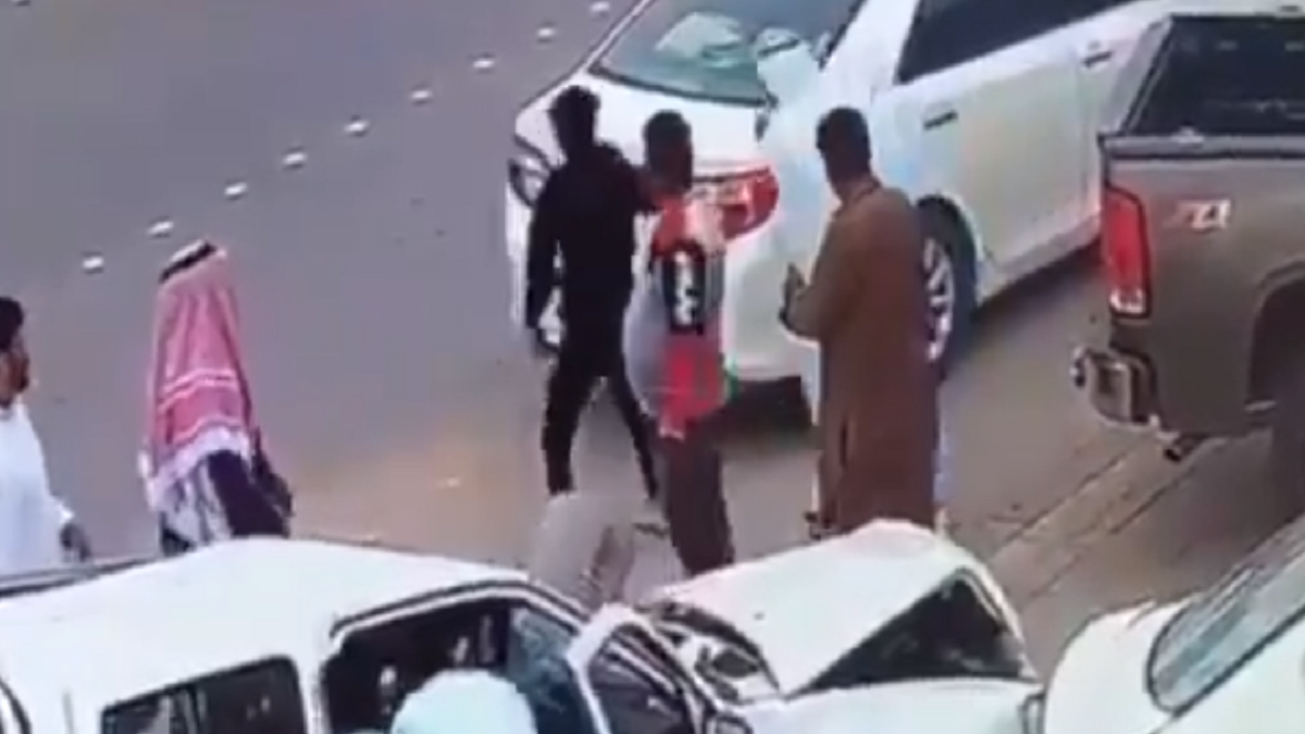 سامي العنزي.. مسعف سعودي يتحول إلى بطل بتصرف عفوي (فيديو)
