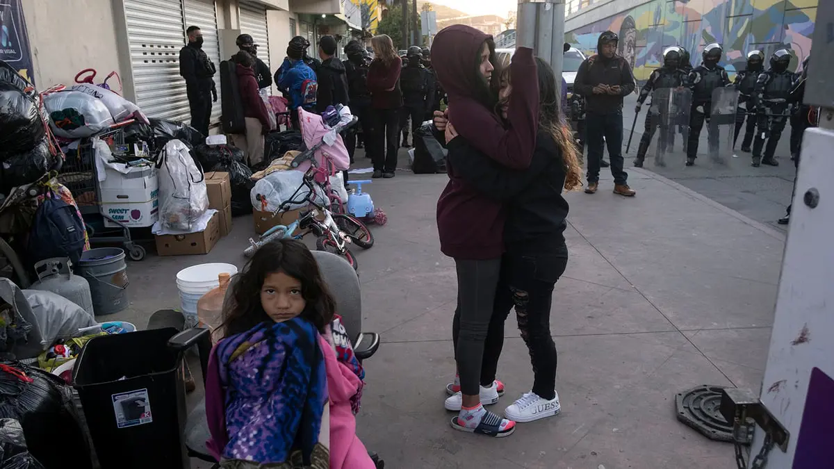 المكسيك تفكك مخيما للاجئين قرب الحدود الأمريكية