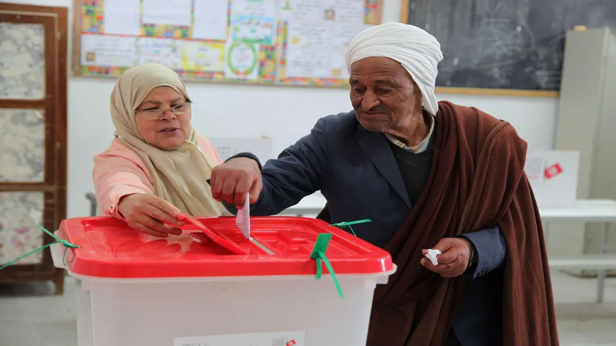 "هيئة الانتخابات" التونسية تحذر من إلغاء جولة الإعادة لـ "الرئاسية"
