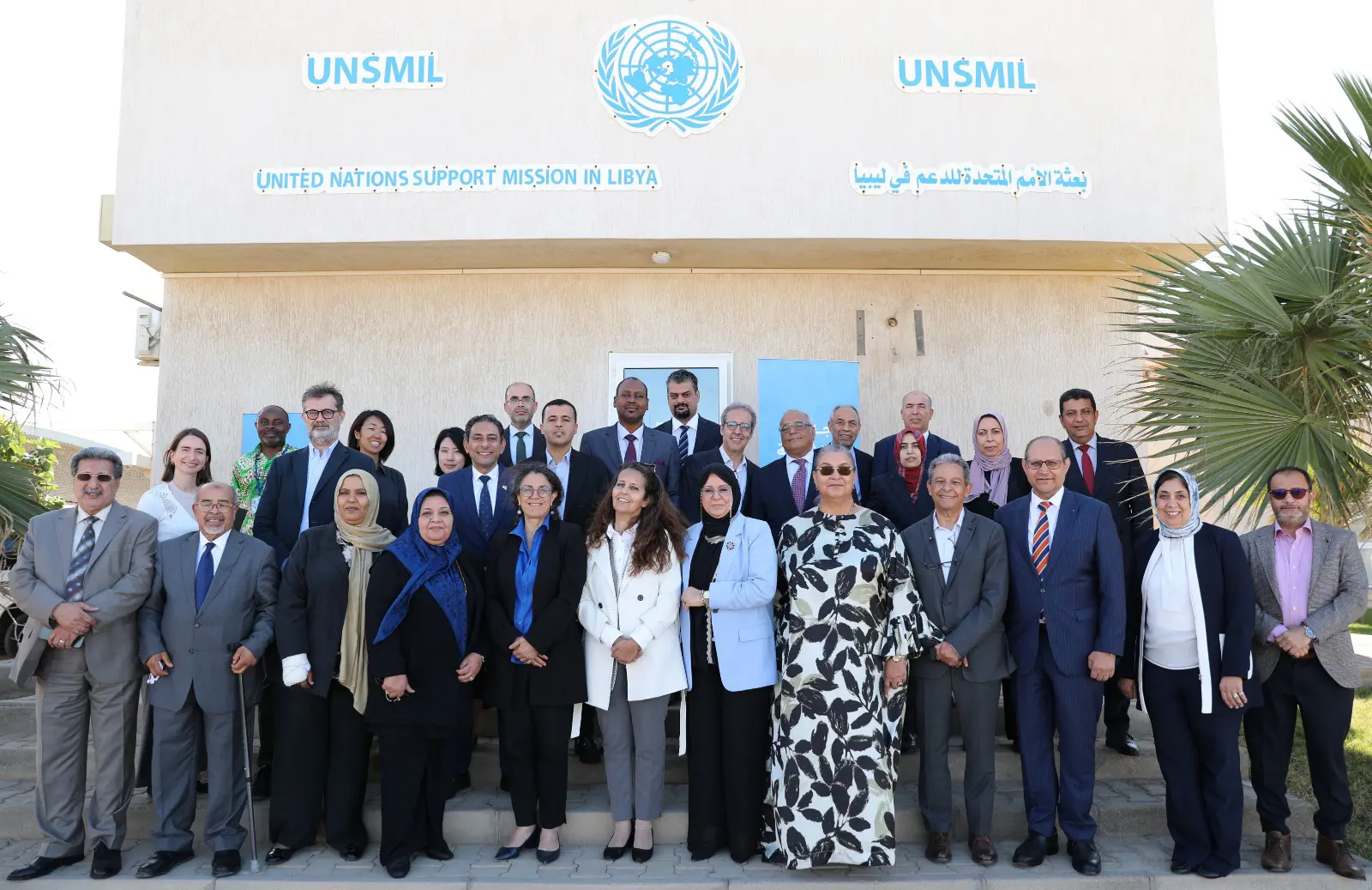 المبعوثة الأممية هانا تيتيه مع أعضاء اللجنة