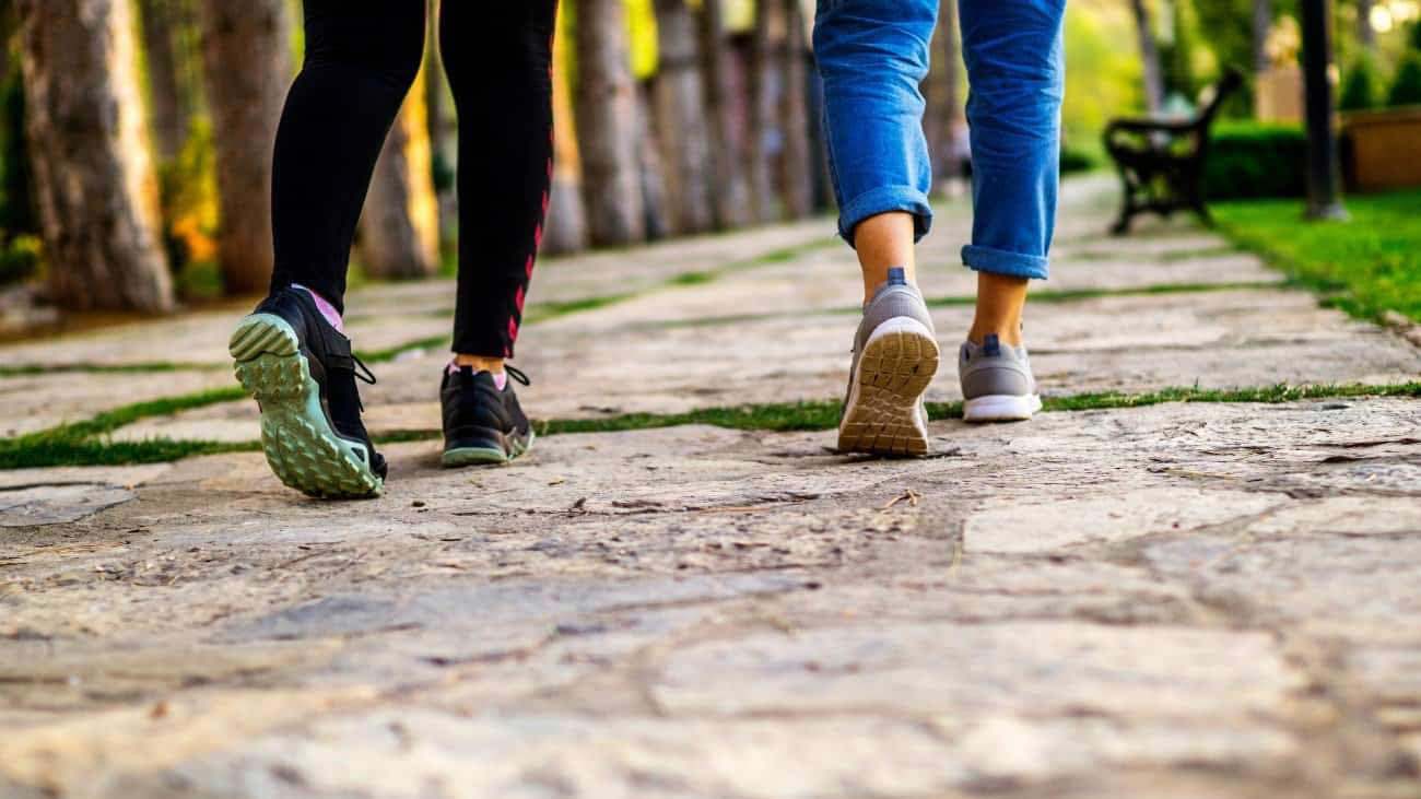 ما فوائد المشي للخلف؟ | إرم نيوز