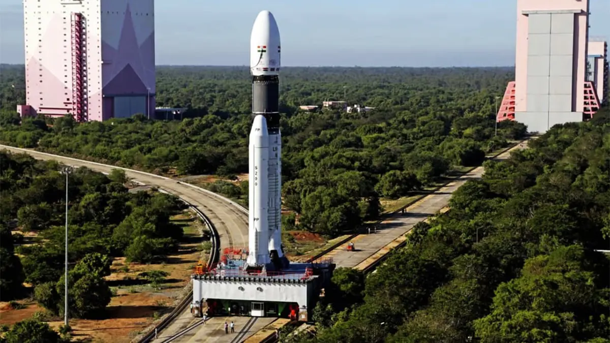 الهند تطلق صاروخًا يحمل 36 قمرًا صناعيًا للإنترنت (فيديو)