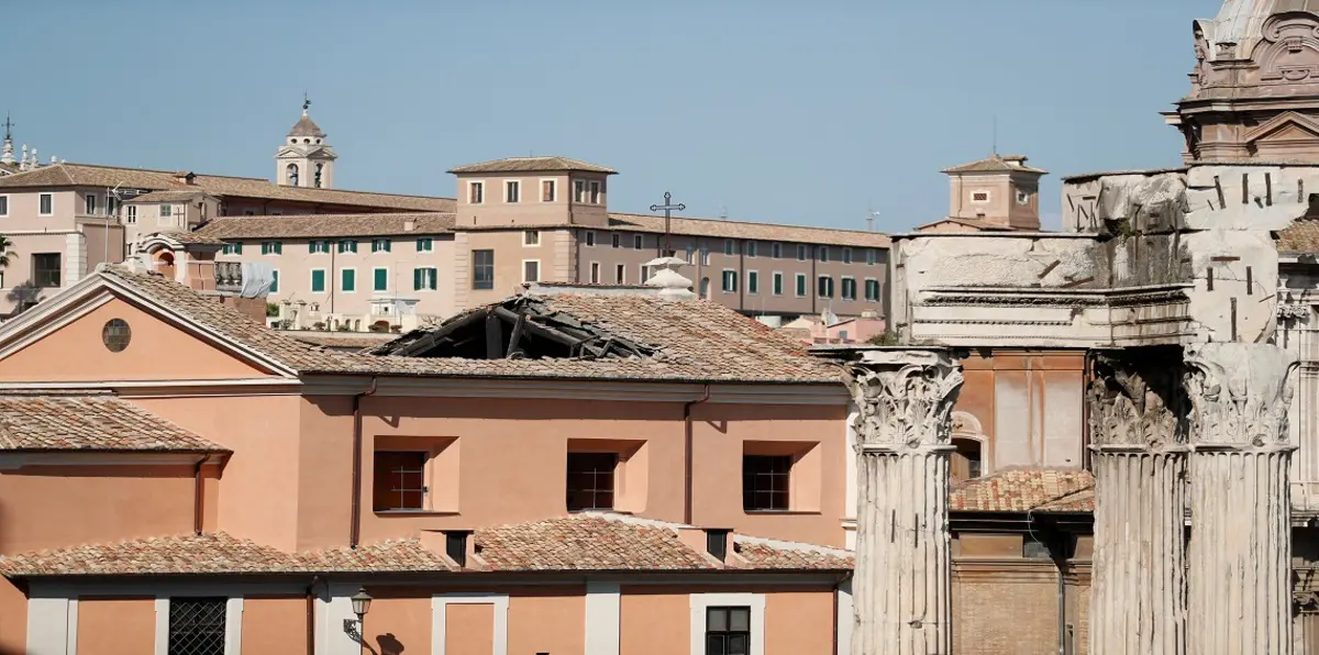إيطاليا.. انهيار سقف كنيسة تاريخية في وسط روما (صور)