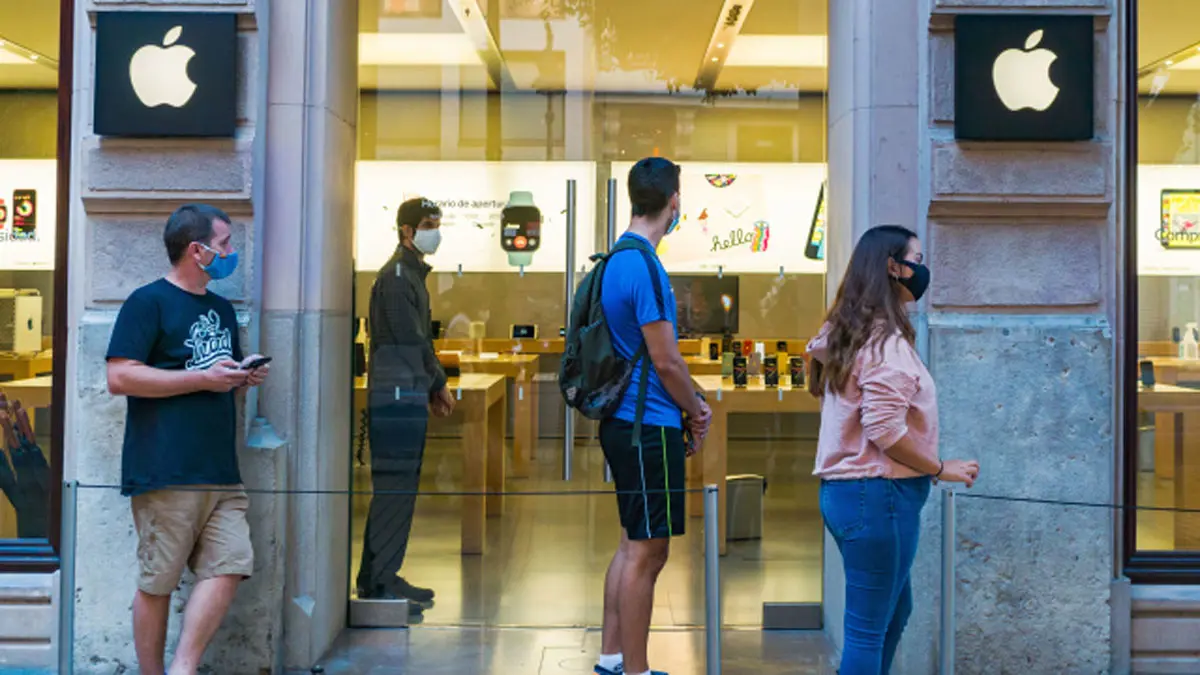 مع إطلاق iPhone 12.. آبل تفتح العديد من المتاجر السريعة "الآمنة"
