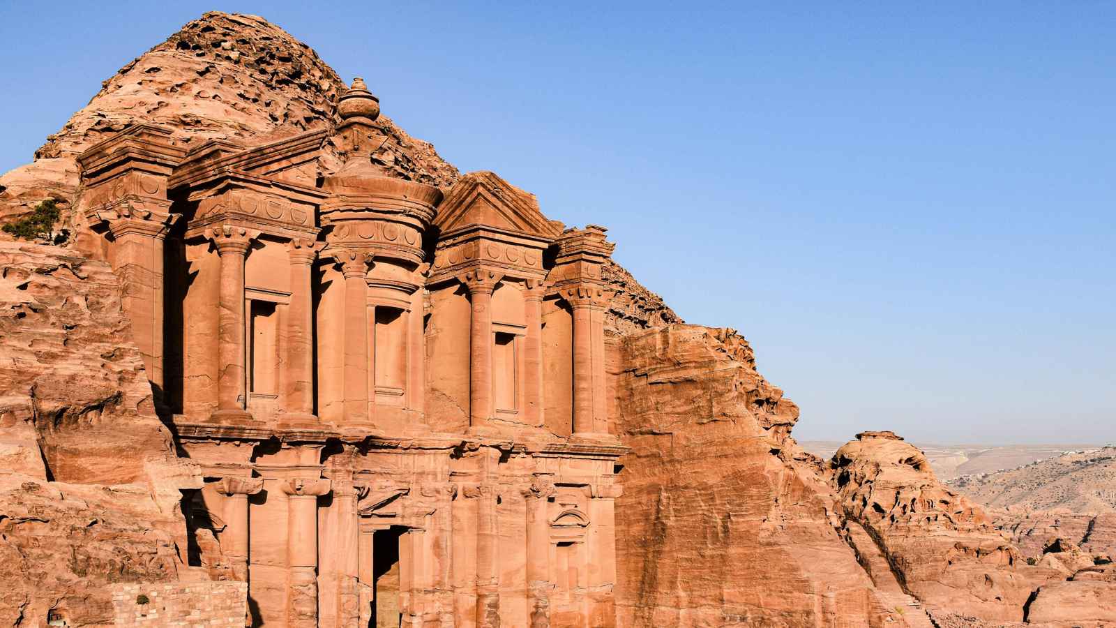 السيول تودي بحياة سائحة بلجيكية وطفلها في الأردن | إرم نيوز