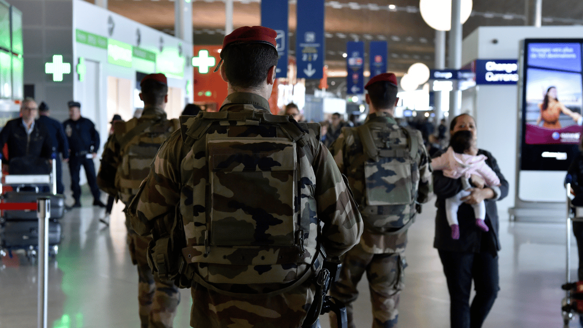 أنصار "بي كي كي" يشعلون فوضى وأعمال عنف في مطار باريس (فيديو)