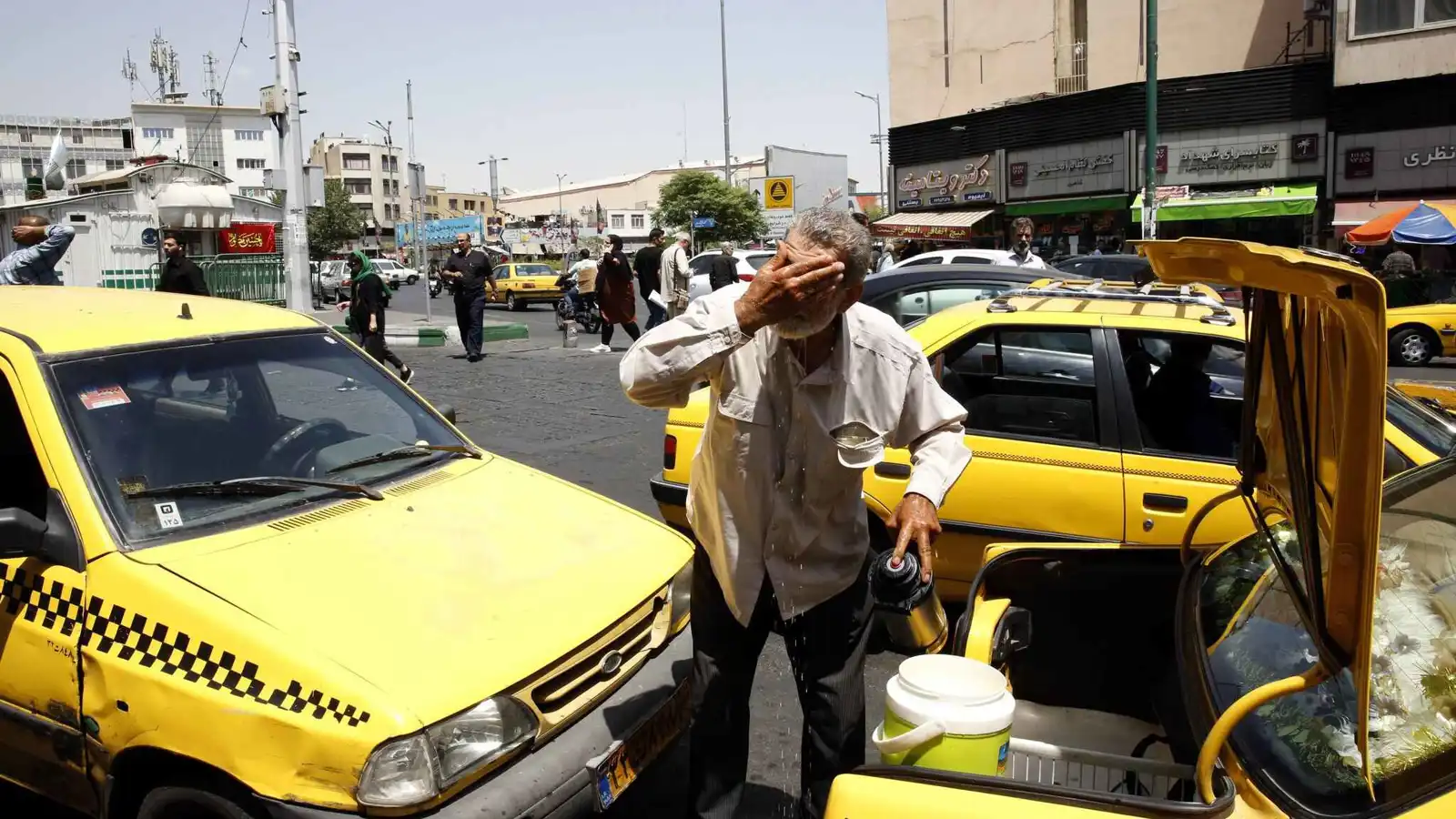 تعطيل وتقليل ساعات العمل في 12 محافظة إيرانية بسبب موجة الحر
